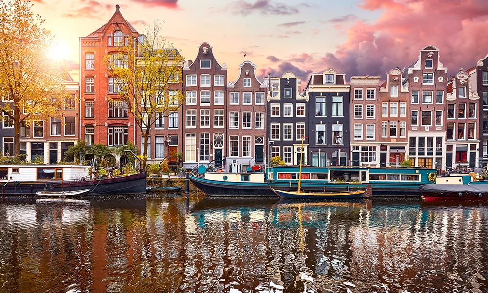 Amsterdam City Tour — Verken de hoogtepunten van Amsterdam met een privéchauffeur: historische grachten, wereldberoemde musea en verborgen parels van de hoofdstad.