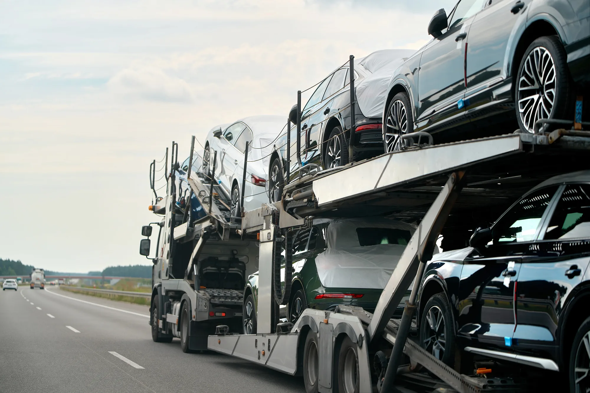 Gesloten autotransport voor oldtimers en luxe voertuigen