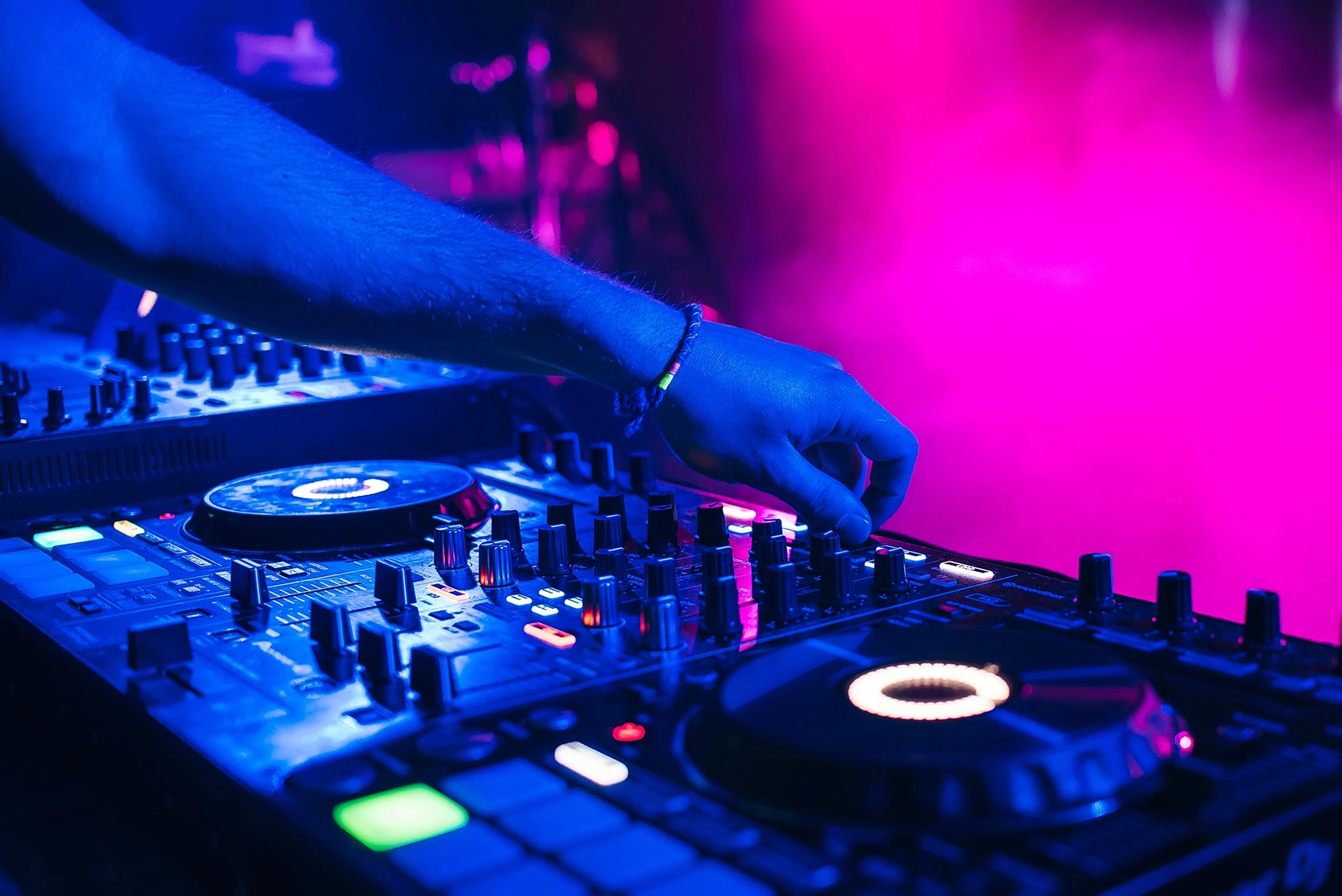 DJ performance tijdens festival