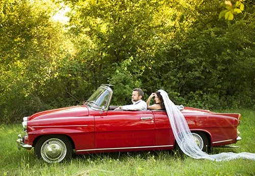 Trouwauto met of zonder chauffeur — wat past het beste bij jullie bruiloft